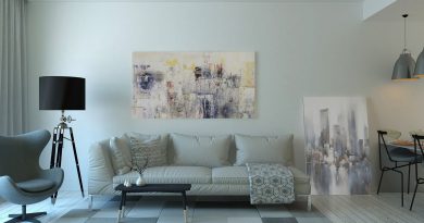 mieszkanie minimalistyczne - sofa, dywan, obraz i lampa