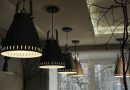 Lampy sufitowe do małych pomieszczeń: jak optycznie powiększyć przestrzeń za pomocą oświetlenia