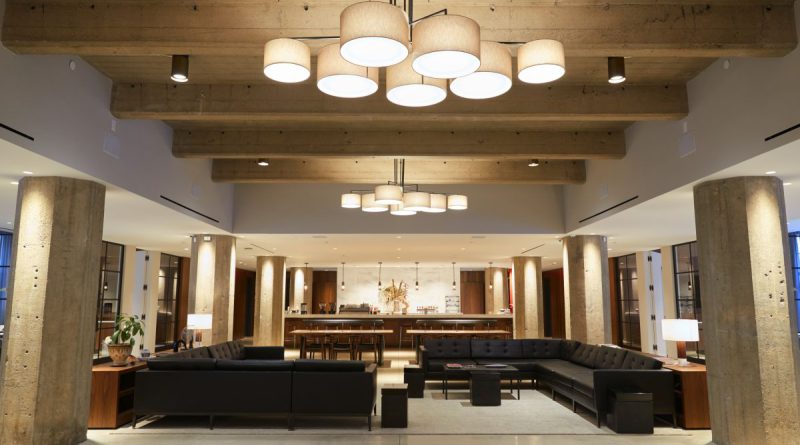 Czy warto inwestować w żyrandole z pilotem? Analiza funkcji i technologii