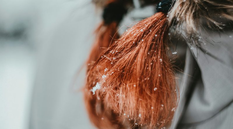 Jak dbać o włosy latem i zimą